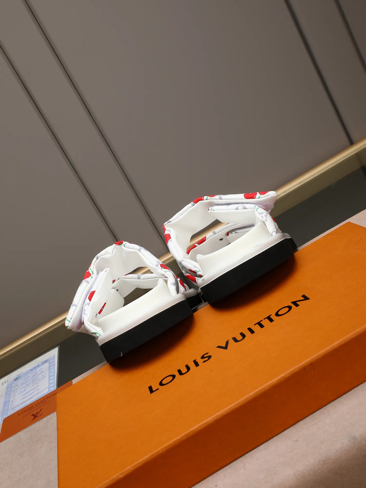 PP360 [LOUIS VUITTON] Louis Vuitton, LV printing, men's and women's slippers are on the market. The drawer box packaging comes with a cloth bag and a card. The upper pattern looks very soft and waxy, and it is a super versatile leg slimming tool. Fabric: imported denim/canvas/old fabric, LV hardware LOGO, official website pattern printing, comfortable to wear, feet: high-elastic PU water table. Sole: foam sole, heel height: about 5cm. Code number: 35-46, 35, 45, 46 are custom-made and non-returnable. Color: multiple colors and styles available.